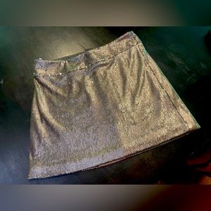 Halston Heritage mini skirt silver mini sequin size 6 skirt.